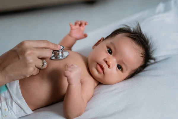 Little baby while examined by doctor — ストック写真