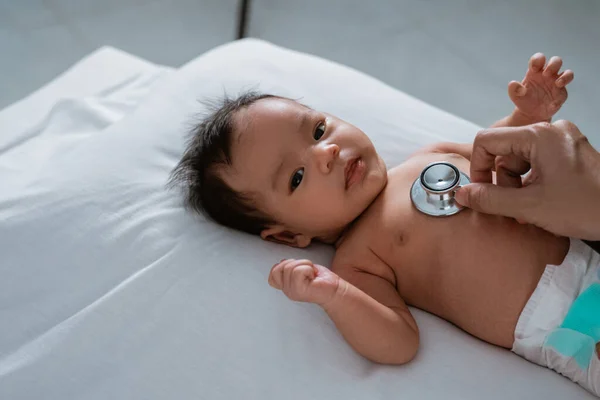 Petit bébé tout examiné par un médecin — Photo