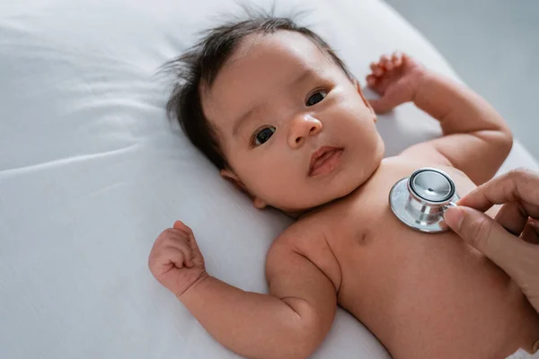 Medico pediatra che esamina la bambina — Foto Stock