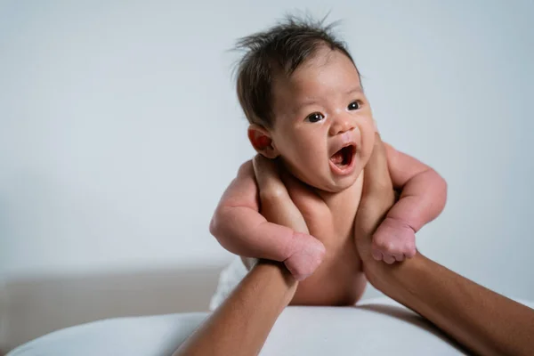 Nyfödda barn som hålls i mammas händer — Stockfoto