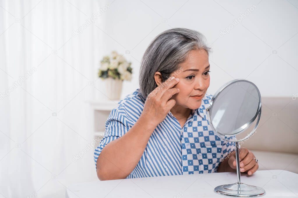women feel old when looking in the mirror