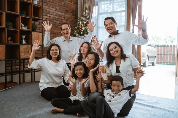 Familjen lyfte armen under jul hemma — Stockfoto