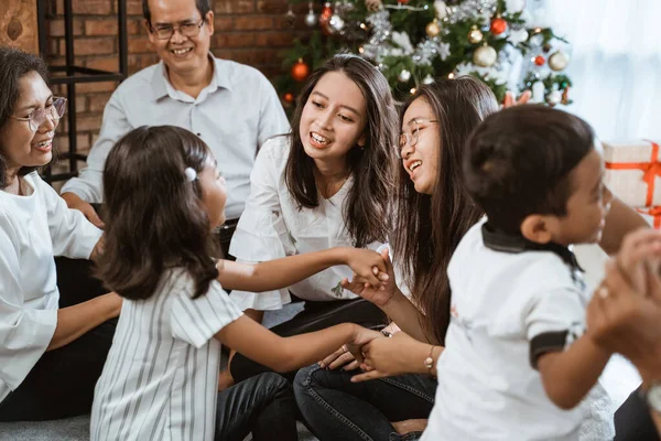 Семья и друг во время рождественского собрания — стоковое фото