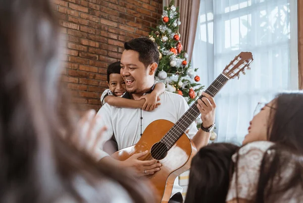 Rodzina i przyjaciel śpiewają razem piosenkę — Zdjęcie stockowe