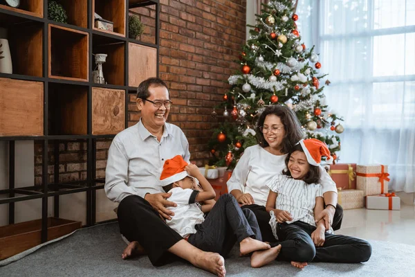 Dziadkowie i dziecko bawią się razem w Boże Narodzenie — Zdjęcie stockowe