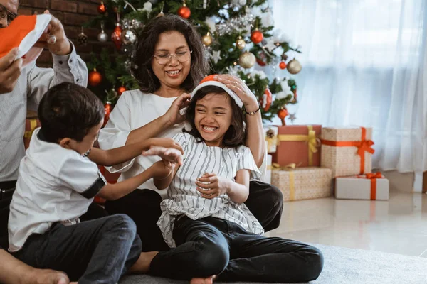 Grootouders en kinderen hebben plezier tijdens kerstdag — Stockfoto