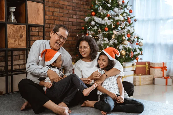 Großeltern und Kinder haben Spaß am Weihnachtstag — Stockfoto