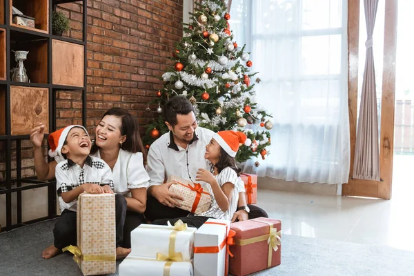 Οικογένεια με παιδιά που παίζουν τα Χριστούγεννα — Φωτογραφία Αρχείου