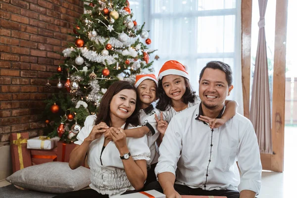 크리스마스를 축하하는 부모님 과 함께 있는 어린 아이들 — 스톡 사진