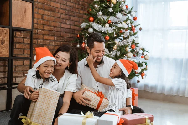 Família e crianças desfrutar de seu dia de Natal juntos — Fotografia de Stock