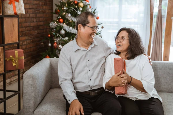 Casal maduro no presente de troca de dia de Natal — Fotografia de Stock