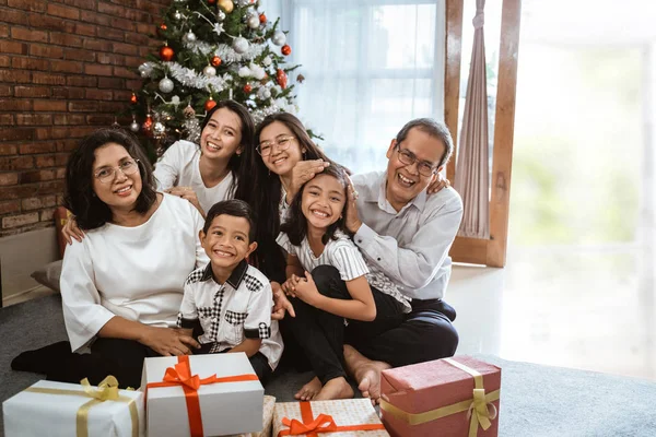 Azjatycka duża rodzina razem świętować Boże Narodzenie — Zdjęcie stockowe