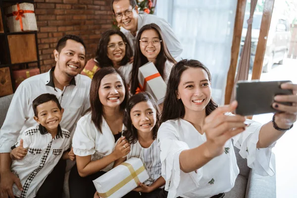 Grand selfie de famille le jour de Noël — Photo