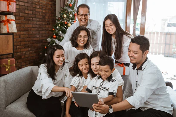 亚洲家庭在圣诞节使用平板pc在一起 — 图库照片