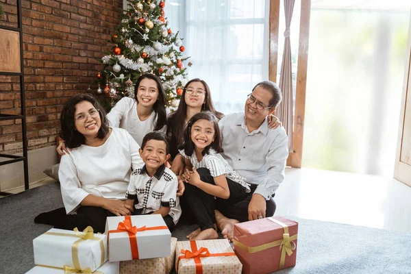 Asiatische große Familie feiert gemeinsam Weihnachten — Stockfoto