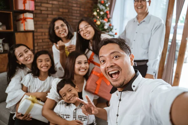 Büyük aile selfie 'si Noel gününde. — Stok fotoğraf
