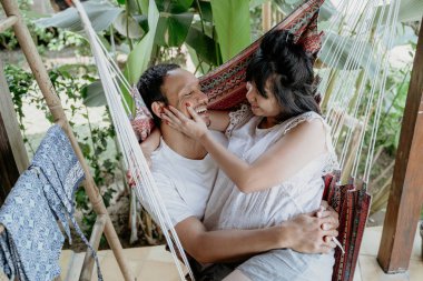 Genç çift hamakta dinlenirken