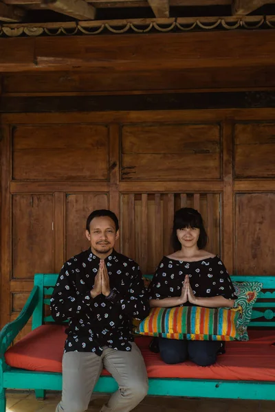 Willkommensgruß von asiatischem jungen Paar — Stockfoto