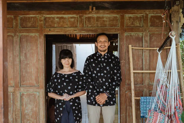 Asiático casal convidar convidados com monggo gesto — Fotografia de Stock