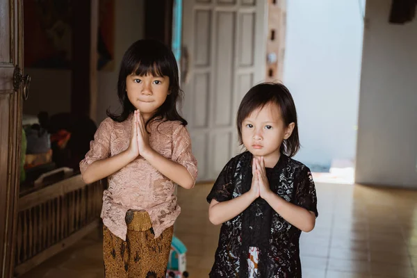 Selamat datang salam dari dua gadis kecil asia — Stok Foto