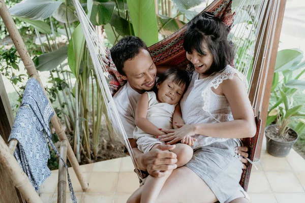 Azjatycka rodzina podczas odpoczynku na hamaku — Zdjęcie stockowe