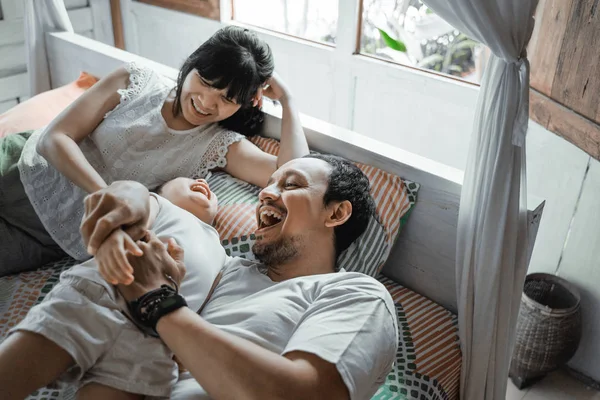 Asiatische glückliche Familie und Tochter lachen zusammen — Stockfoto