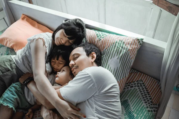 Asian happy family and child daughter relaxing on the bed — Stock Photo, Image