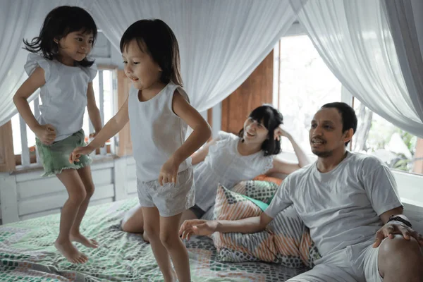在床上玩在一起的幸福家庭 — 图库照片