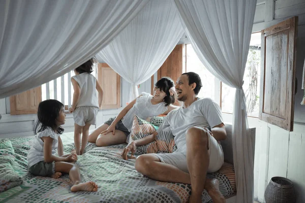 Aziatisch gelukkig familie en kind dochter ontspannen op het bed — Stockfoto