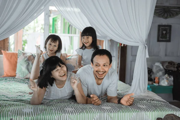 Asyalı mutlu aile ve kız çocuğu birlikte gülüyorlar. — Stok fotoğraf