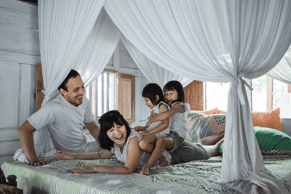 Asiático família feliz e criança filha relaxante na cama — Fotografia de Stock