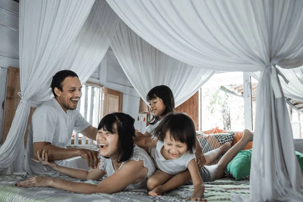 Asiatico felice famiglia e bambino figlia ridere insieme — Foto Stock