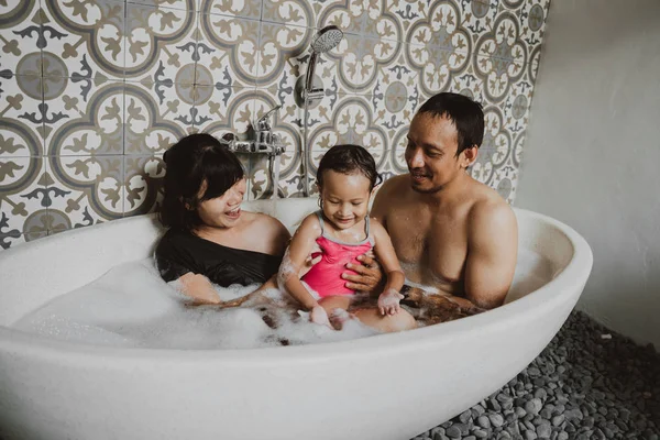 Happy family with little daughter in bathtub — 图库照片