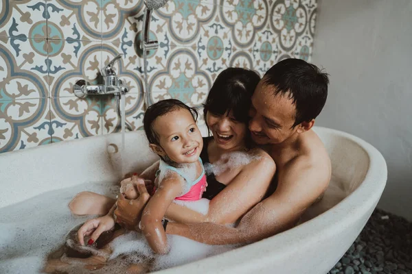 Keluarga bahagia dengan anak kecil di bak mandi — Stok Foto