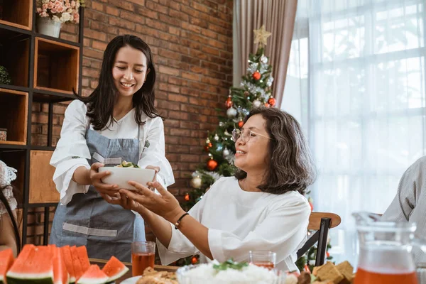 Asiatische Frau hält etwas Essen für ihre Familie — Stockfoto
