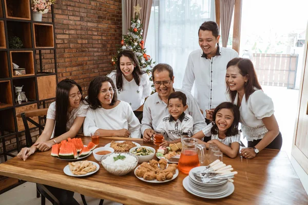 Keluarga bersenang-senang makan siang dengan teman-teman di ruang makan bersama — Stok Foto