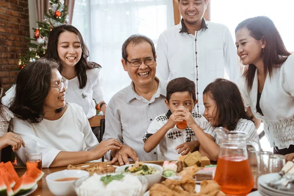 Diversão em família almoçando com amigos na sala de jantar juntos — Fotografia de Stock