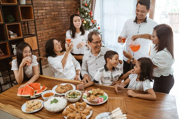 Diversión en familia almorzando con amigos en el comedor juntos — Foto de Stock