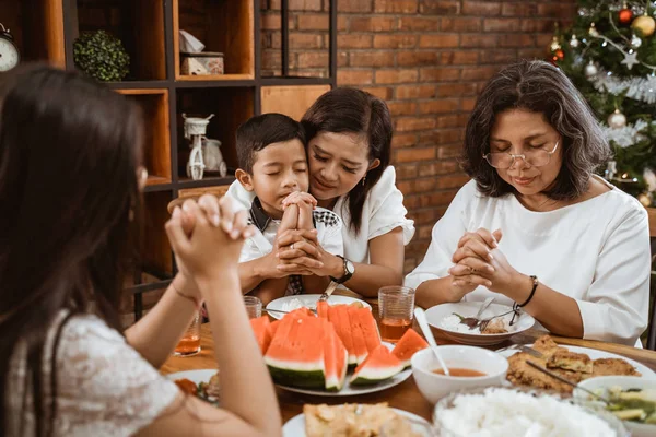 Família cristã rezando antes das refeições — Fotografia de Stock