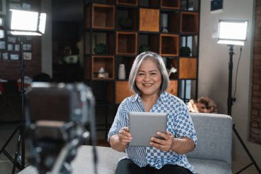 Kadın girişimciler kamerayla konuşurken video bloğu kaydediyor