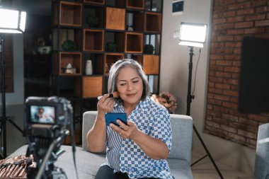 Kozmetik üzerine blog hazırlayan yaşlı kadınlar