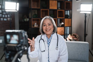 Kıdemli bayan doktoru selamlıyorum. Blogunun bir videosunu kaydetmek için.