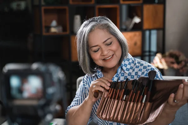 Mulheres idosas fazendo um vídeo para seu blog sobre cosméticos — Fotografia de Stock