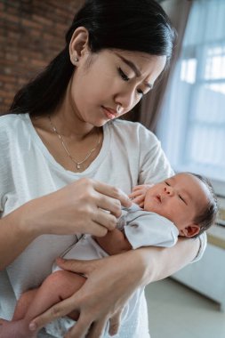 termometre kullanan asyalı anne çocuklarının sağlığı hakkında endişeli hissediyorum