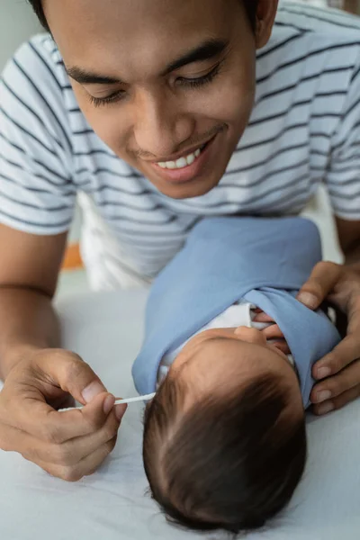 Kärleksfull far rengöras Baby Girl öron — Stockfoto