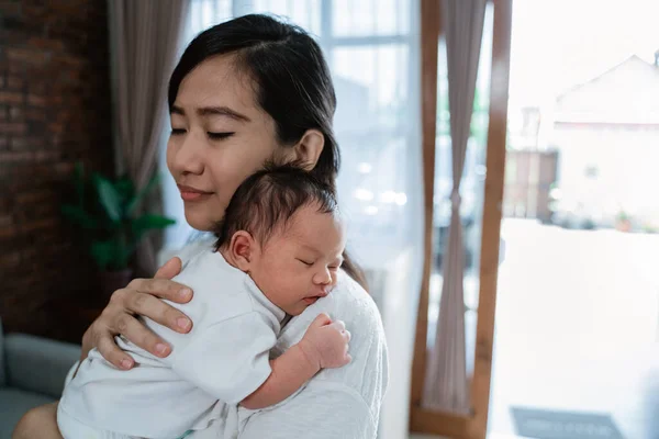 Asiatiska mamma omfamna redovisade nyfödda lilla dotter — Stockfoto