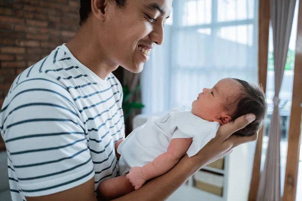 Sonriente padre llevando pequeña hija bebé — Foto de Stock