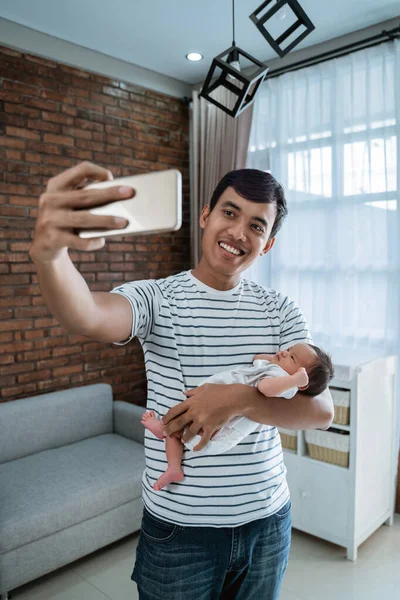 Jovem pai com filha tomando selfie — Fotografia de Stock