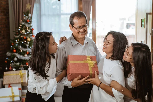 Asian family with two daughter happy gift exchange — 图库照片