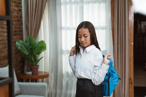 Adolescente se preparando para a escola — Fotografia de Stock